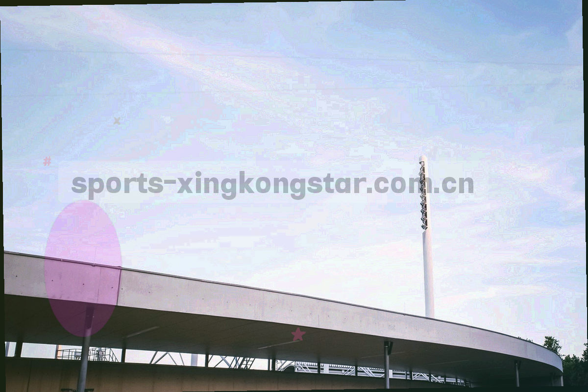 球场角旗区与角球弧线的冷调特写，无人，构图偏右下